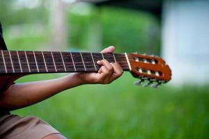 guitarra y naturaleza buen ambiente foto