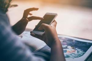 niña jugando al teléfono para comunicarse en línea concepto de tecnología de comunicación de telefonía para negocios de comunicación y en línea foto