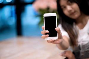 las manos y los teléfonos con pantalla están vacíos. conceptos de comunicación telefónica blanca por teléfono y para hacer negocios en línea. foto