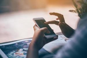 niña jugando al teléfono para comunicarse en línea concepto de tecnología de comunicación de telefonía para negocios de comunicación y en línea foto