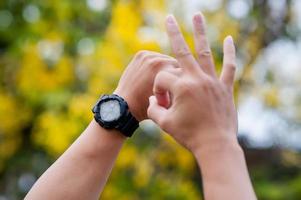 mi mano y mi reloj negro foto