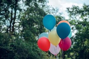 los globos de colores están hechos con filtros, instagram retro, concepto de feliz cumpleaños en verano y bodas. uso de fiestas de luna de miel para fondos, tonos de color, globos antiguos en la naturaleza.