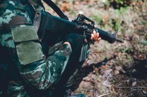 los soldados están usando la radio. y usar el mapa para la comunicación entre operaciones militares en el bosque fronterizo. guardián foto