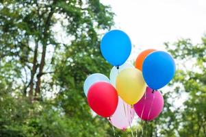 los globos de colores están hechos con filtros, instagram retro, concepto de feliz cumpleaños en verano y bodas. uso de fiestas de luna de miel para fondos, tonos de color, globos antiguos en la naturaleza. foto