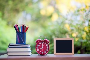 reloj y libreta con lapiz foto