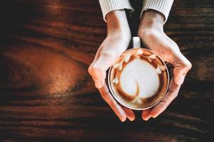 Hands and coffee of hot coffee lovers in the morning hot espresso morning that many people love. photo