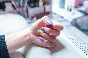 progreso del cuidado del arte de las uñas por profesional foto