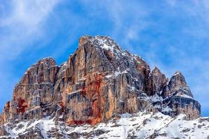 montaña roja cerca de cortina d'ampezzo foto