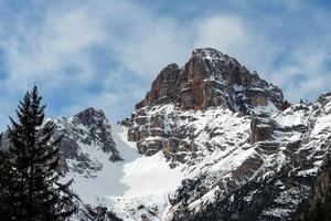 montaña roja cerca de cortina d'ampezzo foto