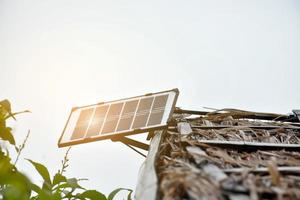 panel fotovoltaico, nueva tecnología para almacenar y utilizar la energía de la naturaleza con la vida humana, la energía sostenible y el concepto de amigo del medio ambiente. foto