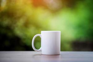 una taza de café se coloca sobre la mesa. foto