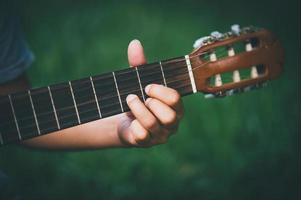 guitarra y naturaleza buen ambiente foto