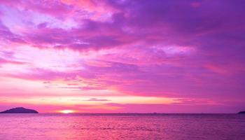 fondo de tendencia de cielo púrpura. puesta de sol o amanecer cielo nubes sobre el mar luz del sol en phuket tailandia increíble naturaleza paisaje paisaje marino.hermosa luz naturaleza paisaje colorido fondo foto