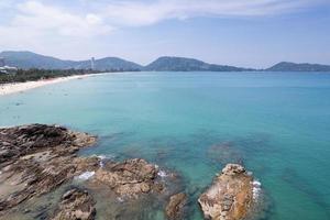 vista aérea del fondo de la textura del agua de la superficie del mar azul vista de drones sobre la textura de la superficie del agua de las olas del mar en el océano tropical soleado en la isla de phuket tailandia.fondo de viaje y gira