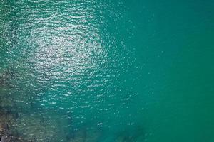 vista aérea de la superficie del mar, foto a vista de pájaro de las olas azules y la textura de la superficie del agua fondo azul del mar naturaleza hermosa vista asombrosa