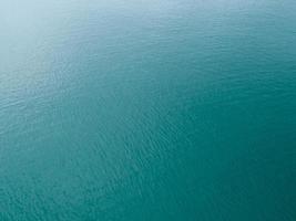 vista aérea de la superficie del mar, foto a vista de pájaro de pequeñas olas y textura de la superficie del agua fondo marino turquesa hermosa naturaleza vista increíble