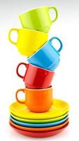 taza de café colorida sobre fondo de papel colorido muchas tazas para café y té en la cafetería concepto de fondo de comida y bebida foto