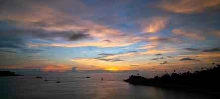 increíble vista del paisaje natural de la luz del paisaje, hermoso amanecer o atardecer sobre el mar tropical en la isla de phuket, tailandia, imagen de larga exposición