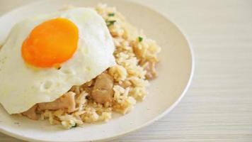 arroz frito com carne de porco e ovo frito em estilo japonês - estilo de comida asiática video