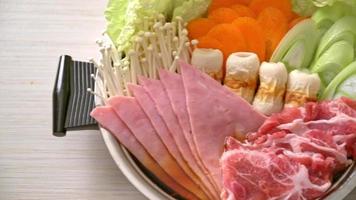 zuppa nera sukiyaki o shabu con carne cruda e verdure - stile alimentare giapponese video