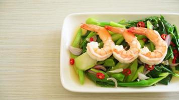 salada de couve chinesa picante com camarão - estilo de comida asiática