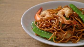 noodles yakisoba saltati in padella con piselli e gamberi - stile asiatico food video