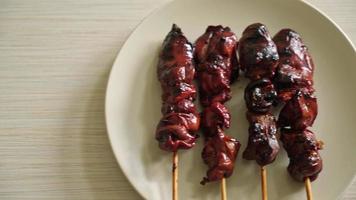grillad kycklingleverspett yakitori servera i izakaya-stil - asiatisk matstil video