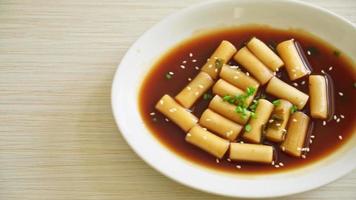 jjajang tteokbokki épicé ou gâteau de riz coréen dans une sauce épicée aux haricots noirs - style alimentaire coréen video