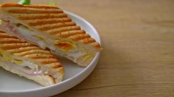 sándwich de jamón y queso con huevo y patatas fritas video
