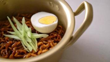 fideos instantáneos coreanos con salsa de frijol negro cubierto de pepino y huevo cocido o jajangmyeon o jjajangmyeon - estilo de comida coreana video