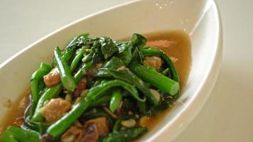 gebratener gesalzener Fisch mit chinesischem Grünkohl - asiatische Küche video
