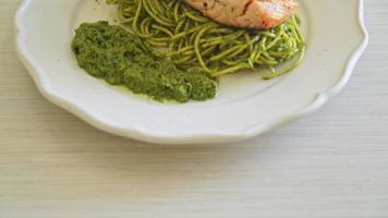 Spaghetti-Pesto mit gegrilltem Lachs - italienische Küche video