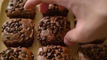 Brownies al cioccolato fondente con gocce di cioccolato sopra video