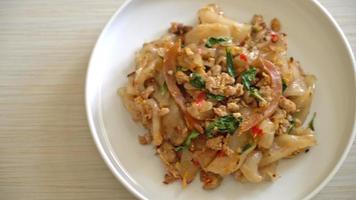 macarrão frito com frango picado e manjericão - estilo de comida asiática video