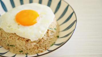 gebakken rijst met varkensvlees en gebakken ei in Japanse stijl - Aziatische voedselstijl video