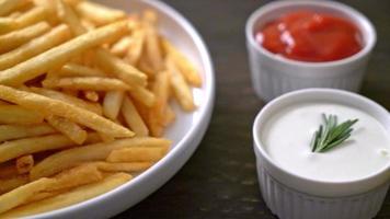 pommes frites eller potatischips med gräddfil och ketchup video