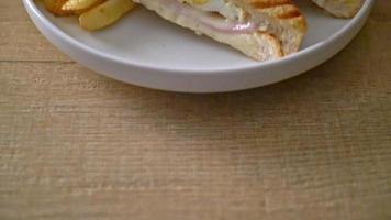 sandwich au jambon et fromage avec oeuf et frites video