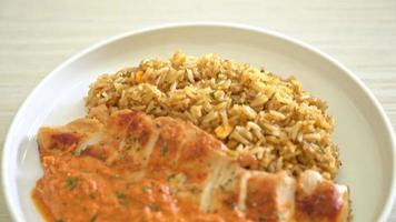 gegrilltes Hühnersteak mit rotem Curry und Masala-Reis video