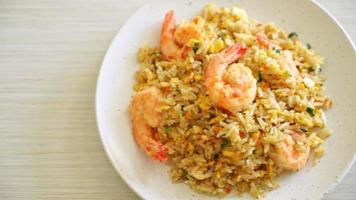 hausgemachte gebratene Garnelen gebratener Reis auf Teller im thailändischen Stil - asiatischer Essensstil video