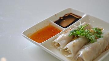 rouleaux de nouilles de riz cuits à la vapeur chinois au crabe - style de cuisine asiatique video