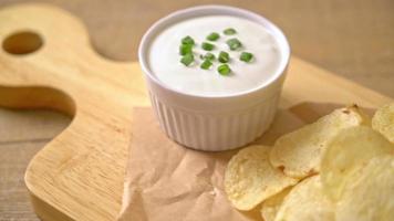 chips de pommes de terre avec sauce à la crème sure video