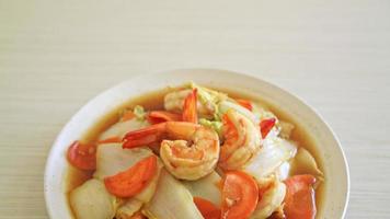 col china salteada con gambas en un plato video