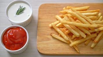 batatas fritas ou batatas fritas com creme de leite e ketchup