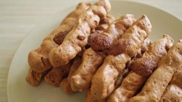 palo de merengue de chocolate en el plato - estilo francés de bocadillos y postres video