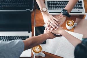 formación de equipos para su negocio familiar, el equipo de negocios está feliz de celebrar la victoria de la oficina en casa, el éxito y el concepto ganador. foto