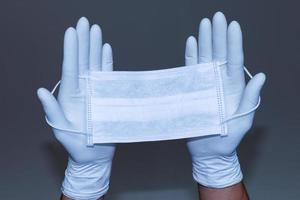Doctors and nurses Wear gloves and a mask To prevent viruses that float in the air and come into contact with various things. photo