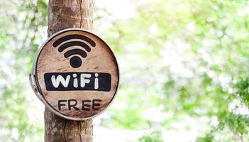 mensaje wifi gratuito en un letrero redondo de madera y un letrero en el jardín al aire libre en la cafetería. foto