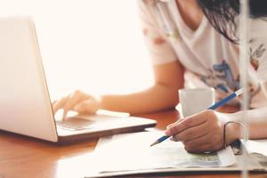 mujer de negocios tomando notas en el lugar de trabajo en casa. oferta de trabajo empresarial, éxito financiero, concepto de contador público certificado, concepto de trabajo desde casa. foto