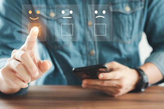 los hombres de negocios están eligiendo la pantalla en el icono de la carita sonriente feliz para dar satisfacción en el servicio, el servicio al cliente y el concepto de satisfacción, calificando muy impresionados. foto