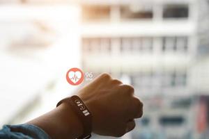 cerrar reloj inteligente blanco con icono de frecuencia cardíaca, concepto de atención médica.
